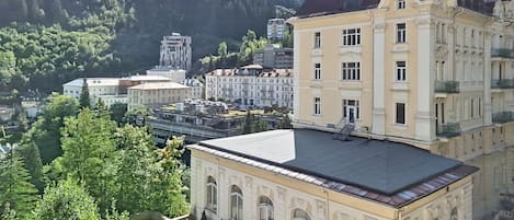 Un bâtiment historique doté d’un toit plat et d’un escalier menant à l’entrée.