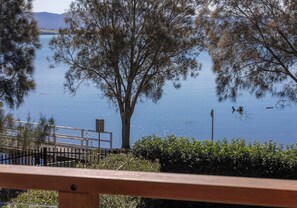 A view of a lake with trees and a dock. - Esplanade Lake House, Pet Friendly (Oak Flats)