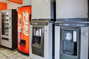 Distributeurs automatiques arborant la marque Coca-Cola et équipés de distributeurs de glaçons.
