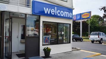 A building with a 'welcome' sign and a '6' sign indicating a location.