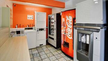 Eine Küche mit Kühlschrank, Automaten und Wasserspender.