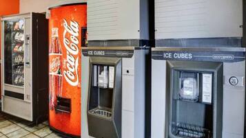 Getränkeautomaten mit Coca-Cola-Branding und Eisbereitern.