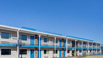 Motellissa on useita huoneita, joissa jokaisessa on parveke ja ikkuna.