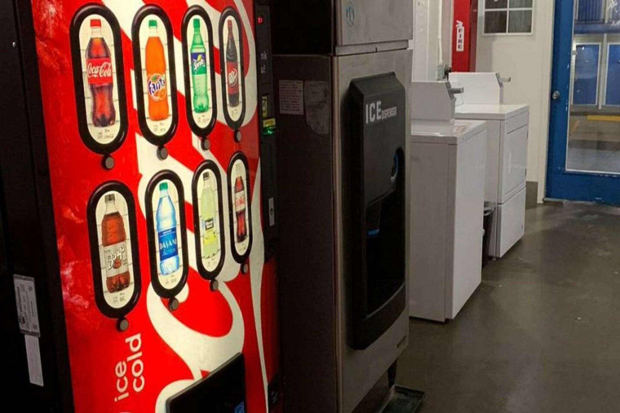 Una máquina expendedora con diferentes opciones de bebidas.