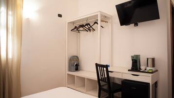 Deluxe Double Room | Desk, laptop workspace, soundproofing, iron/ironing board