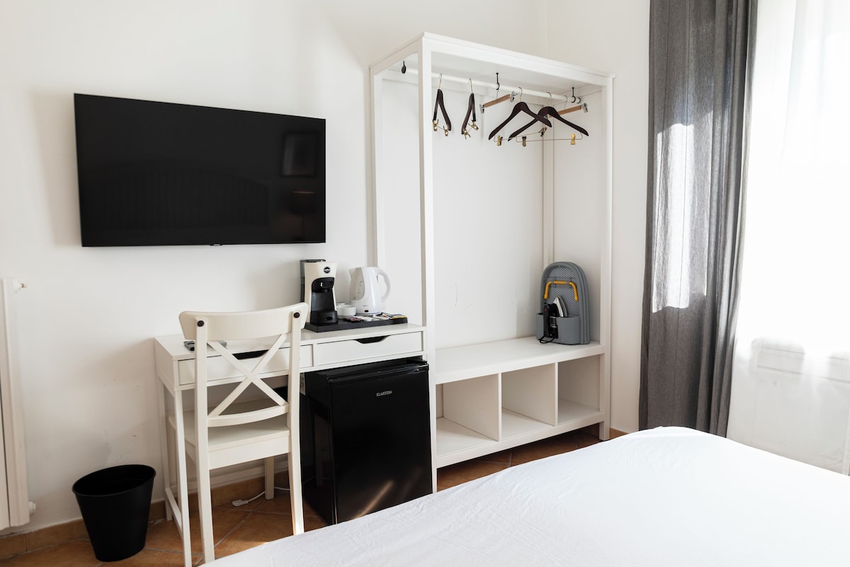 Deluxe Double Room | Desk, laptop workspace, soundproofing, iron/ironing board