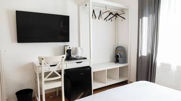 Deluxe Double Room | Desk, laptop workspace, soundproofing, iron/ironing board