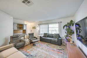 Living area - Heated Pool, Fishing Dock! Florida Escape on Canal (Port Charlotte)