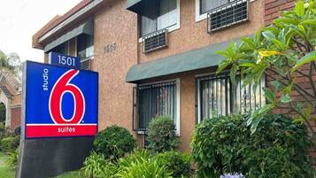 Un hotel con una insegna che indica che si tratta di una struttura Studio 6 Suites.