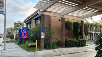 A building with a sign for '6 suites' and an 'Entrance' sign.