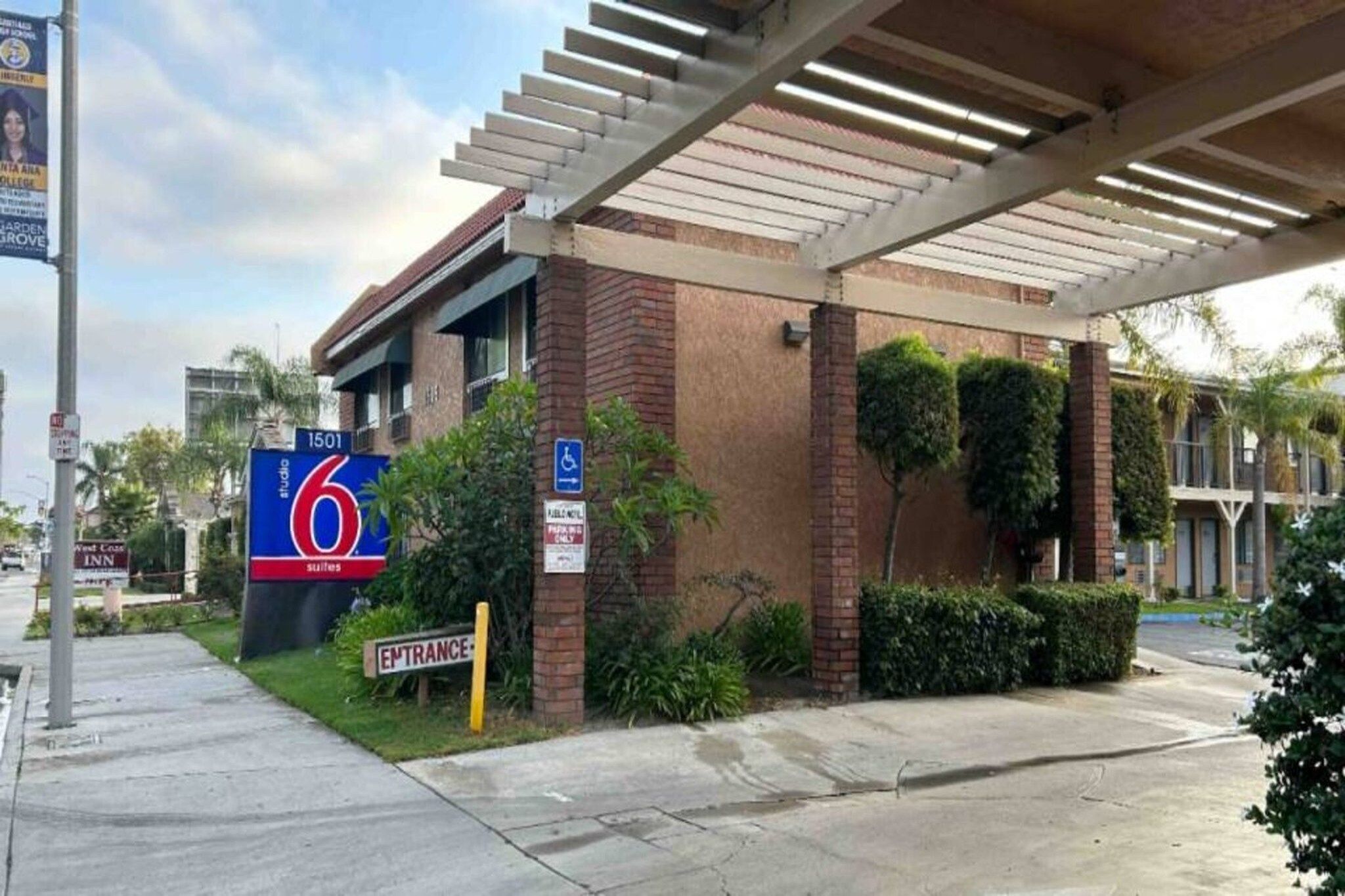 A building with a sign for '6 suites' and an 'Entrance' sign.