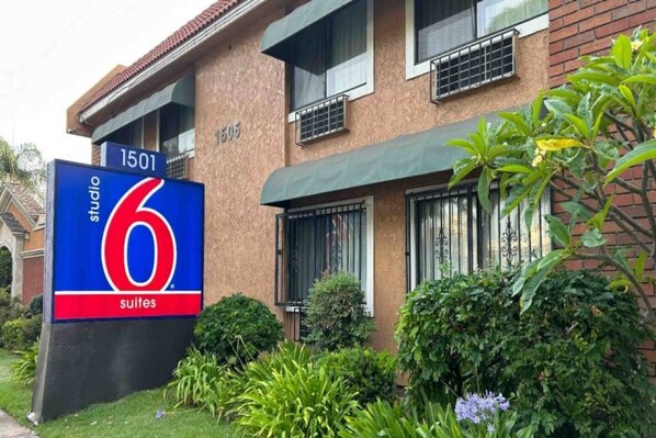 Un hôtel dont l’enseigne indique qu’il s’agit d’un hôtel de la chaîne Studio 6 Suites.