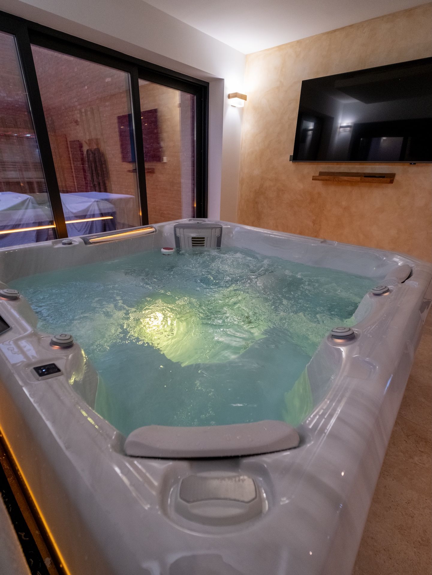 Een bubbelbad met uitzicht op een bakstenen gebouw.