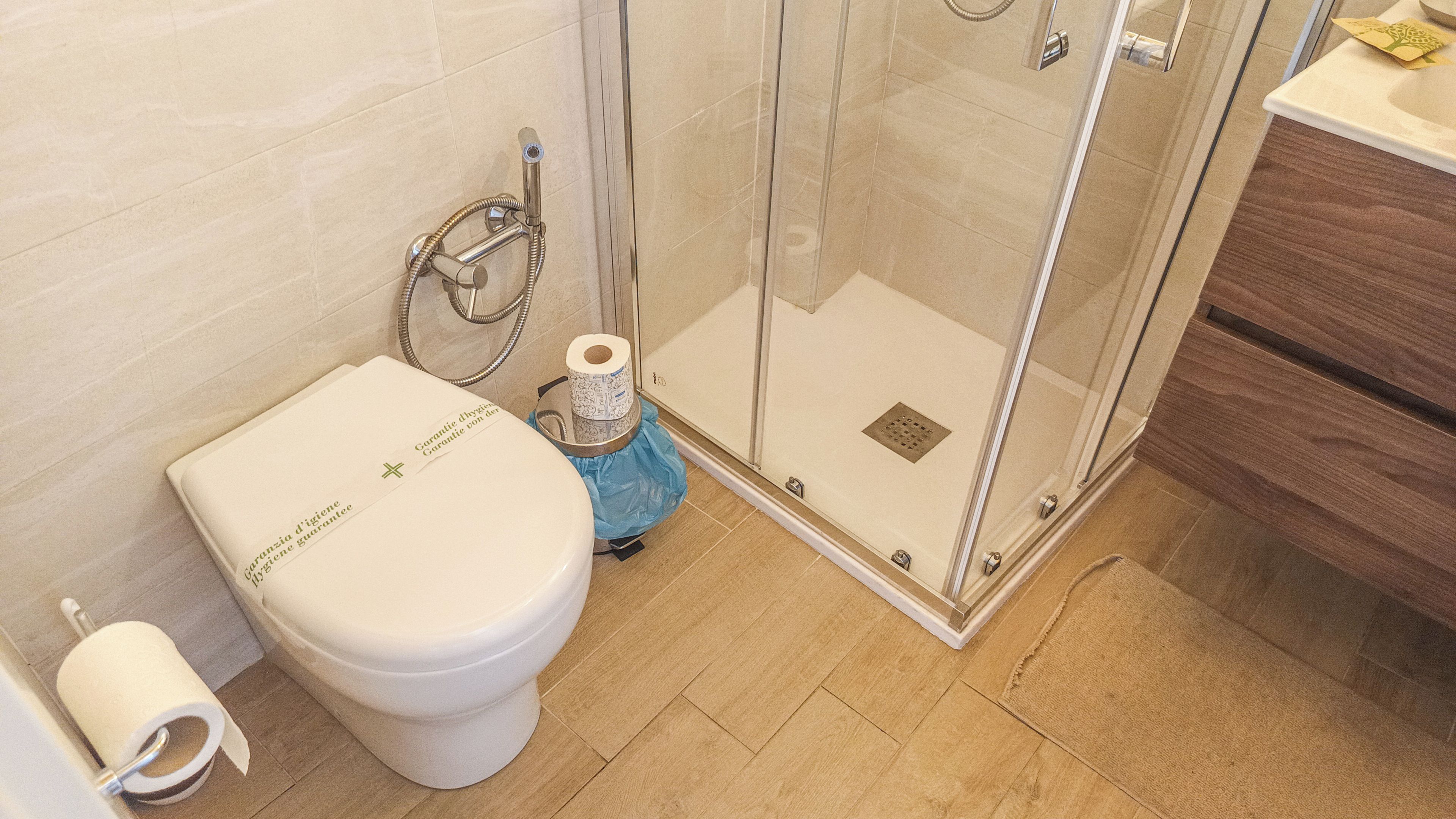 Un baño con inodoro, ducha y lavamanos.