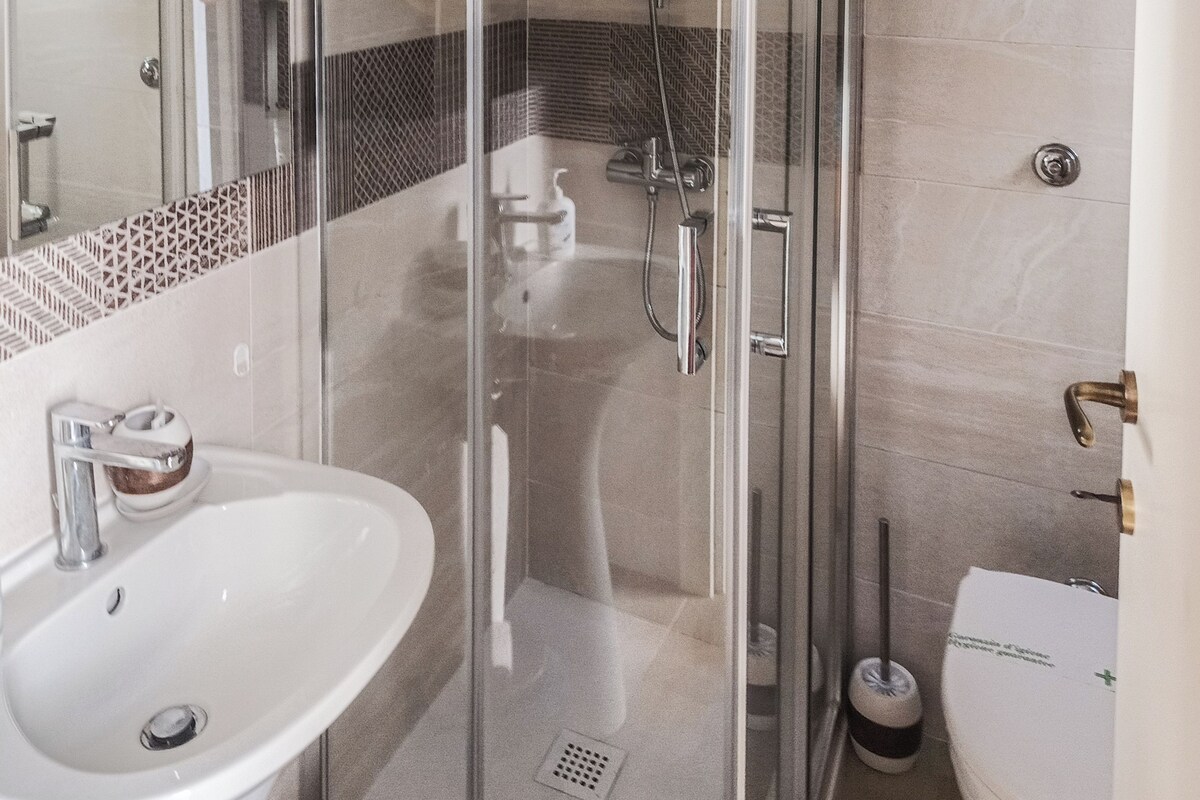 Basic Double Room | Bathroom