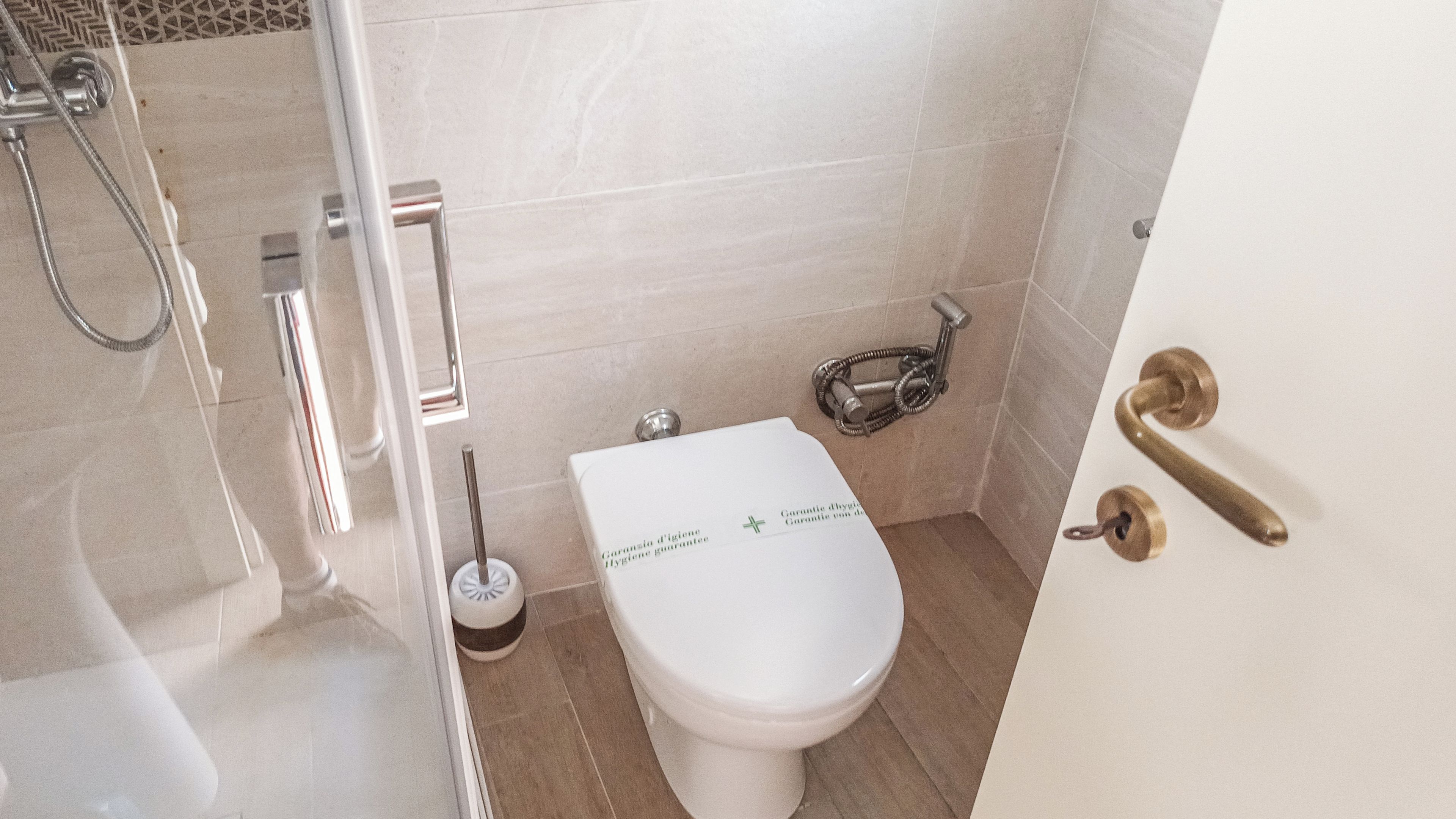 Un bagno con un WC, un bidet e una doccia.
