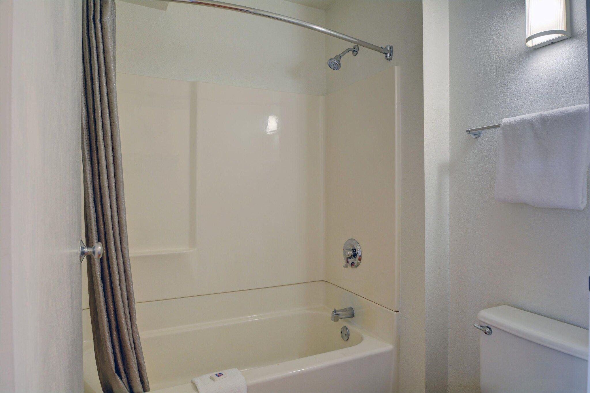 Un baño con bañera, ducha e inodoro.