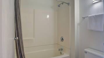Un baño con bañera, ducha e inodoro.