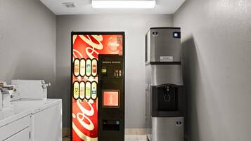 Ein Verkaufsautomat mit Coca-Cola-Logo und Wasserspender.