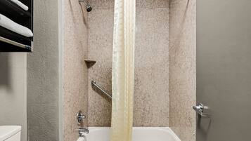 Une salle de bain avec une douche, une baignoire et des toilettes.