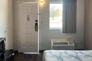 Unclassified image, 3 of 14, button - 1 King Bed | Smoking, Micfridge (Ozark)