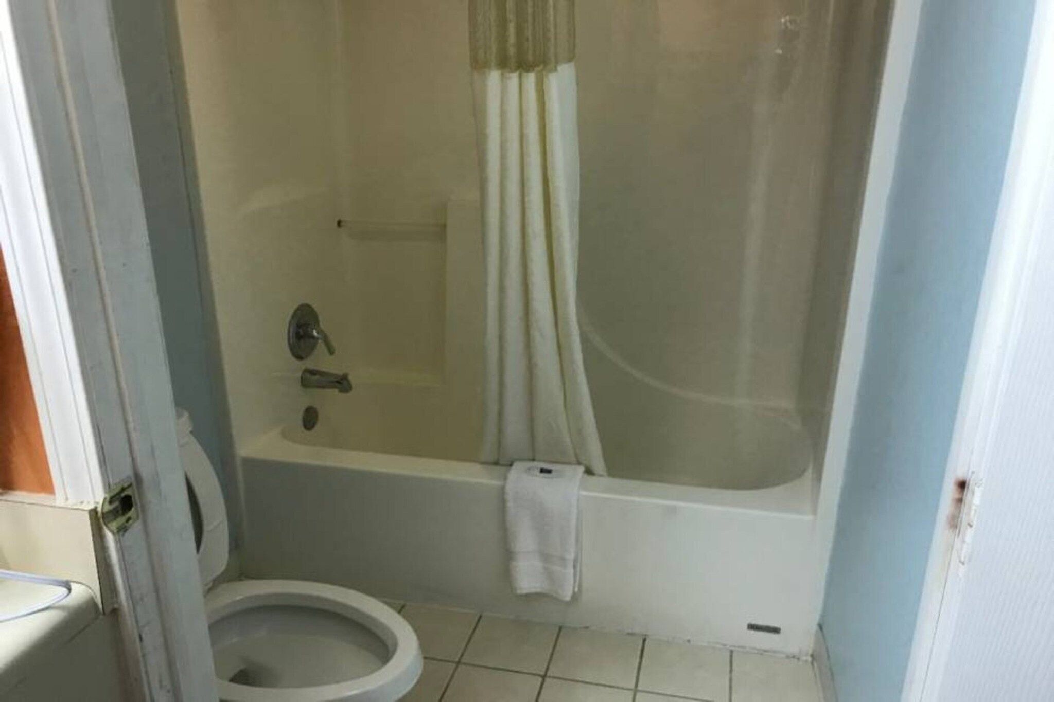 Ein Badezimmer mit Toilette, Badewanne und Duschvorhang.