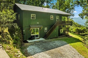 A two-story house with a balcony, a staircase, and a view of the mountains. - Cold Mountain Cabin w/Hot Tub, Pool Table & Views (Canton)