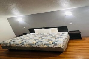 Unclassified image, 4 of 17, button - 1 King Bed | Smoking, Micfridge (BRINKLEY)