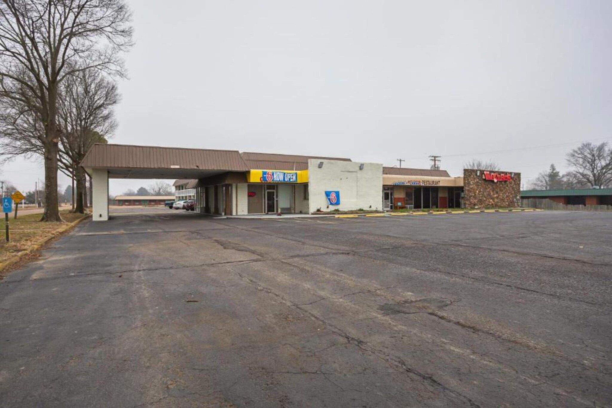 Ein Parkplatz mit Tankstelle und Restaurant.