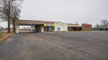 Ein Parkplatz mit Tankstelle und Restaurant.
