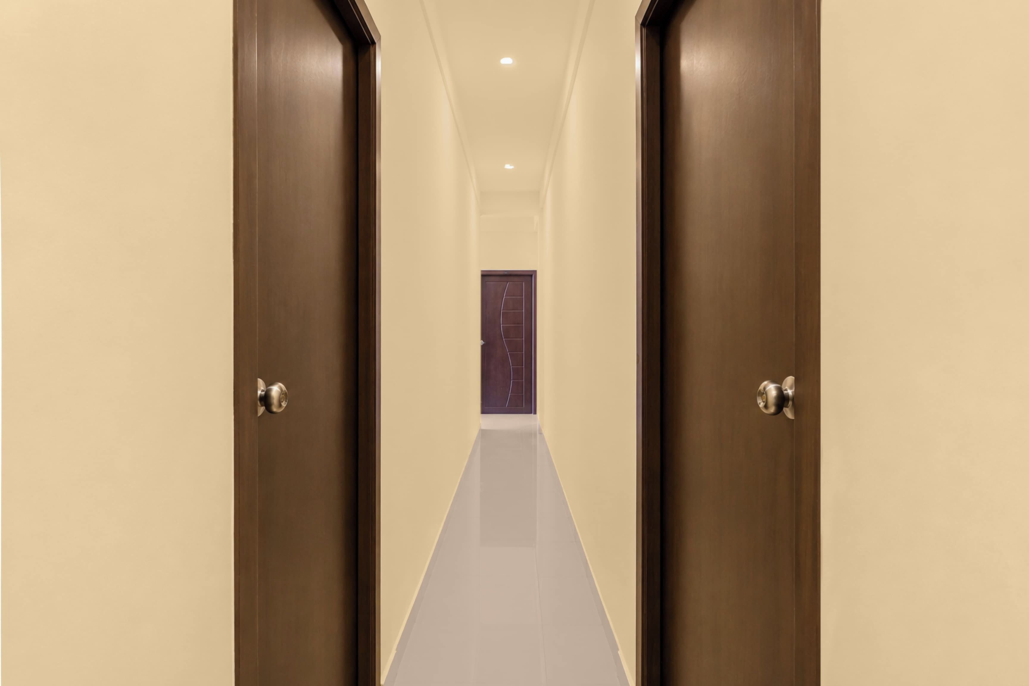 Un pasillo con dos puertas que conducen a una habitación con una puerta morada.