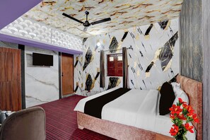 A hotel room with a bed, a ceiling fan, and a wall with a marble-like pattern. - Hotel O Sahaspur Dehradun (Pondha)
