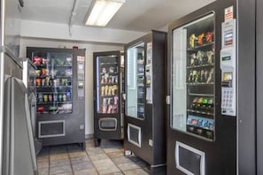 Une rangée de distributeurs automatiques proposant divers en-cas et boissons.