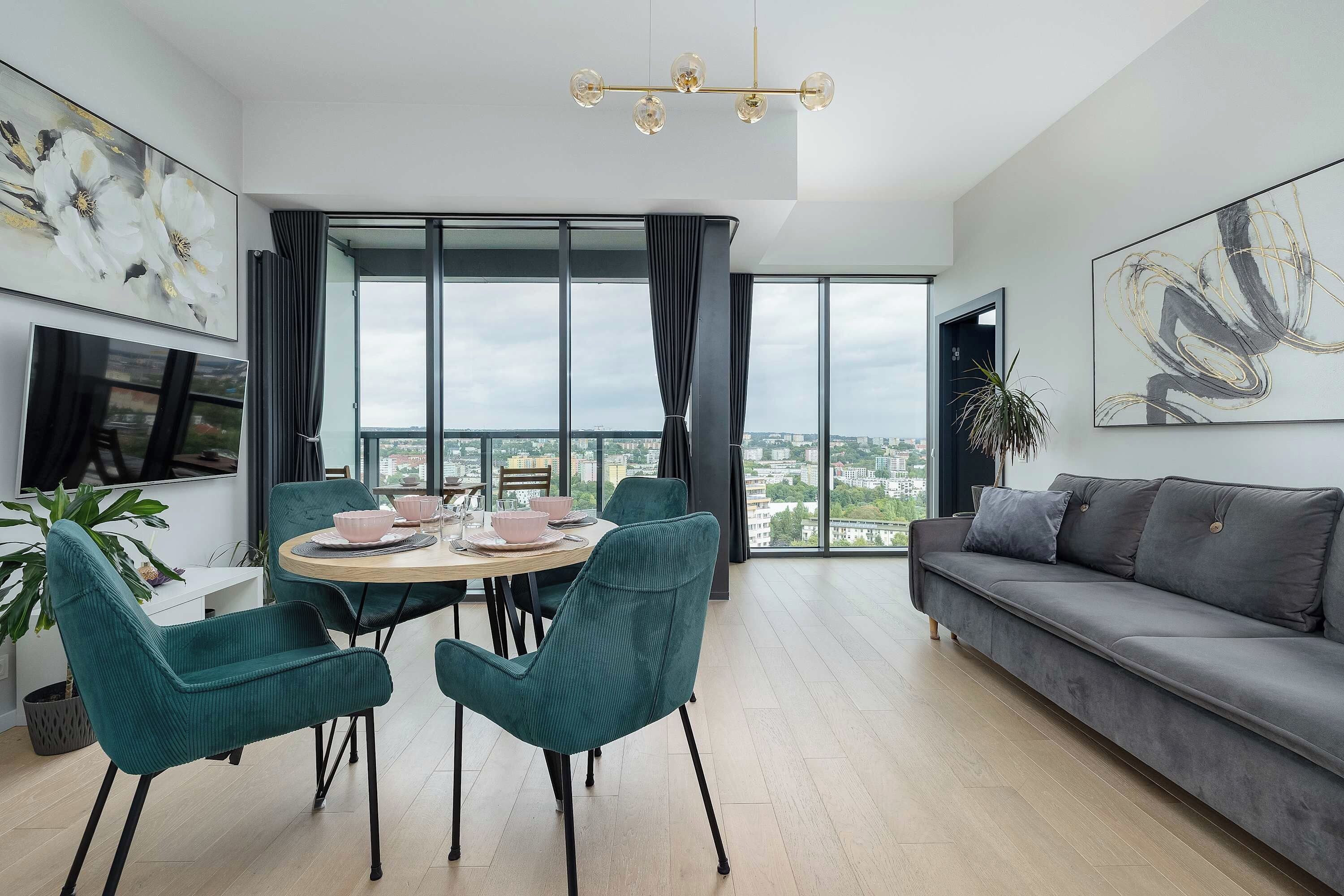 Una sala de estar moderna con comedor, ventanas amplias y vista a la ciudad.