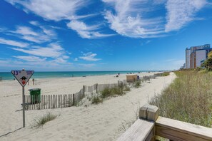 Beach - Beachfront Bliss & Ocean Views: Myrtle Beach Gem (Myrtle Beach)