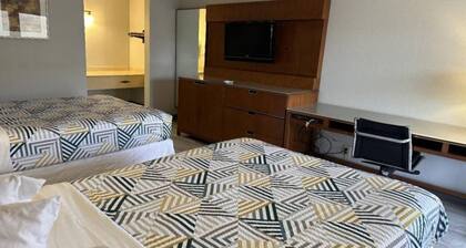 2 Queen Beds | Smoking, Micfridge