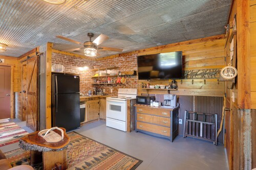 Countryside Escape! Cozy Studio w/ Patio