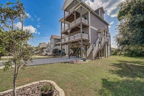 Ein mehrstöckiges Holzhaus mit einem Balkon und einer Treppe zu den oberen Stockwerken.