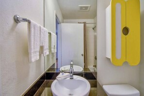 Ein Badezimmer mit Waschbecken, Spiegel und Toilette.