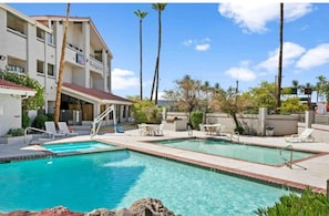 Hotel Swimming Pool - 1 King Bed | Non-Smoking, Kitchen (Tempe)