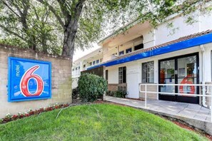 Unclassified image, 5 of 29, button - 1 Queen Bed | Motel 6 Pinole, CA (Pinole)
