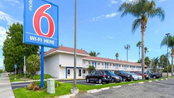 A motel with a large sign indicating Wi-Fi availability.