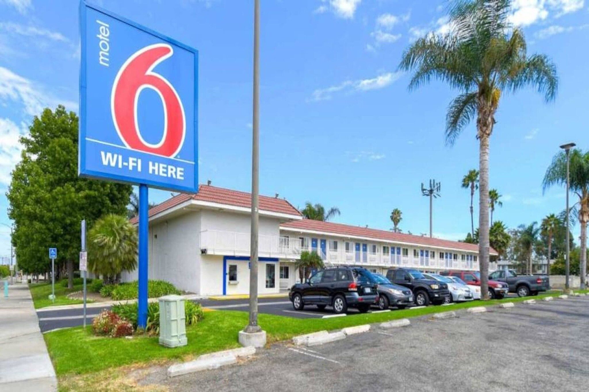 A motel with a large sign indicating Wi-Fi availability.