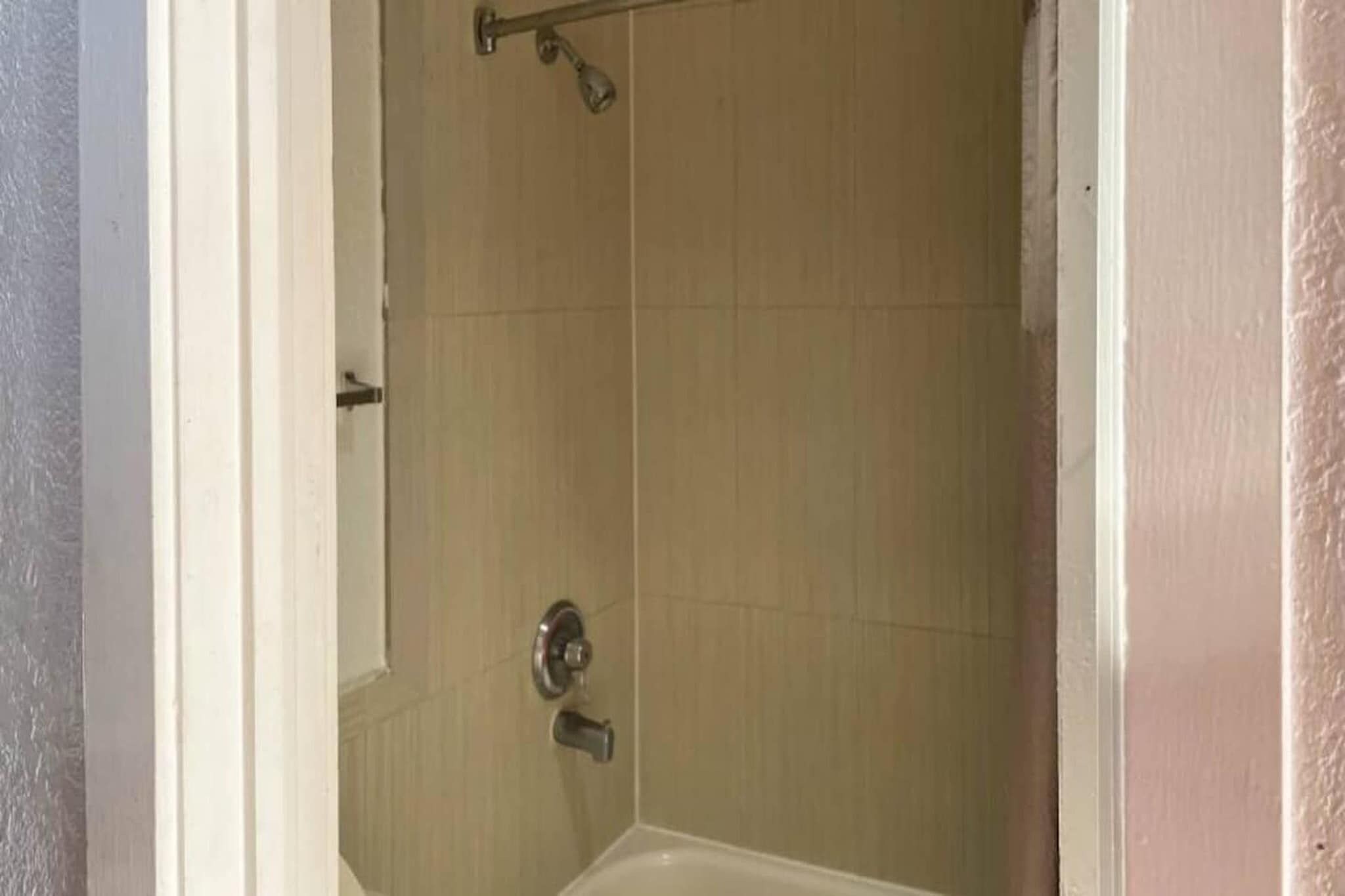 Ein Badezimmer mit Dusche, Toilette und Waschbecken.