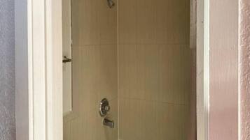 Ein Badezimmer mit Dusche, Toilette und Waschbecken.
