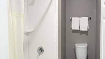 Ein Badezimmer mit Dusche, Toilette und Handtuchhalter.
