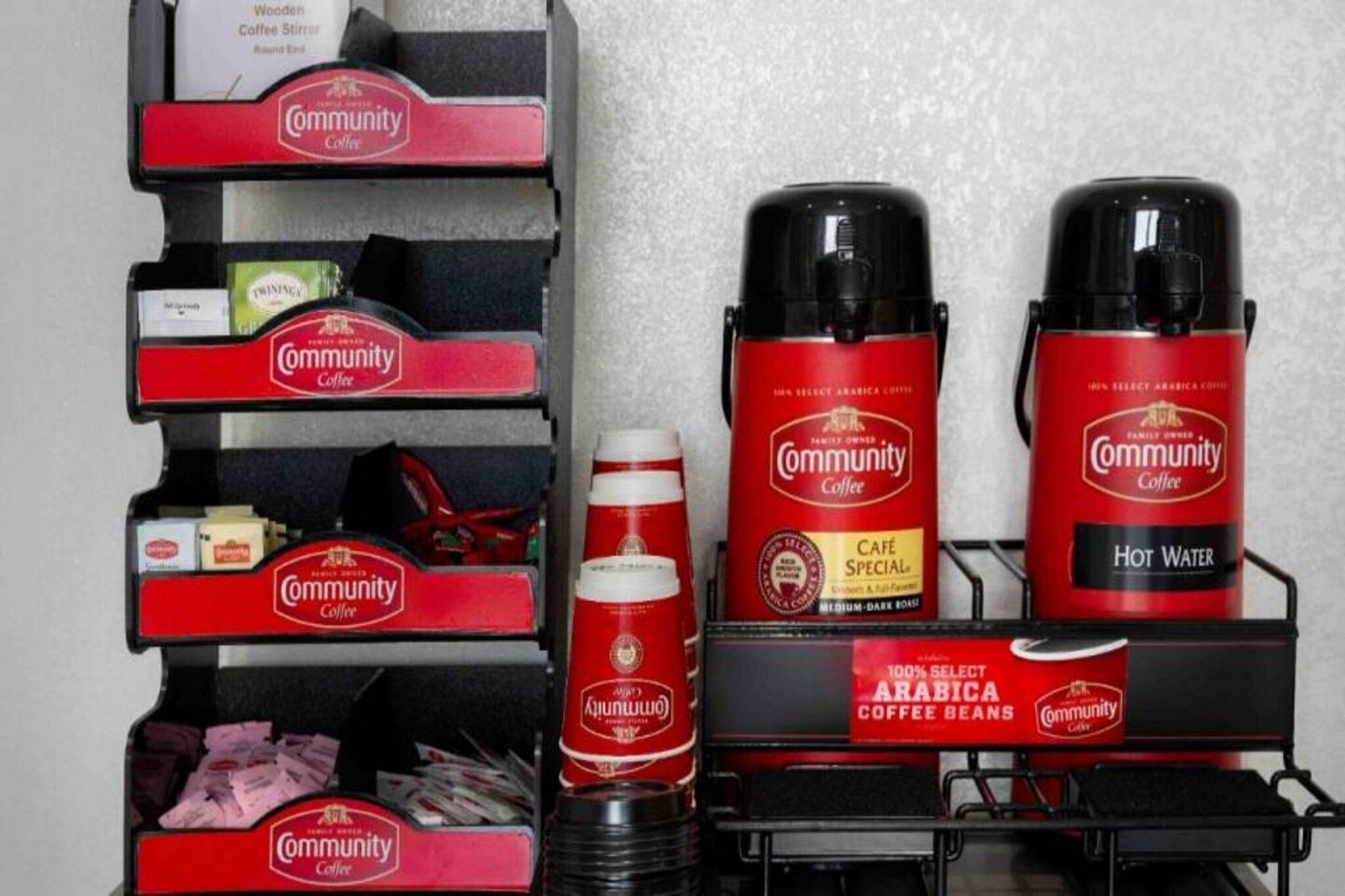 Un espace dédié au café, comprenant divers produits à base de café, notamment une machine à café, de l’eau chaude et des grains de café.