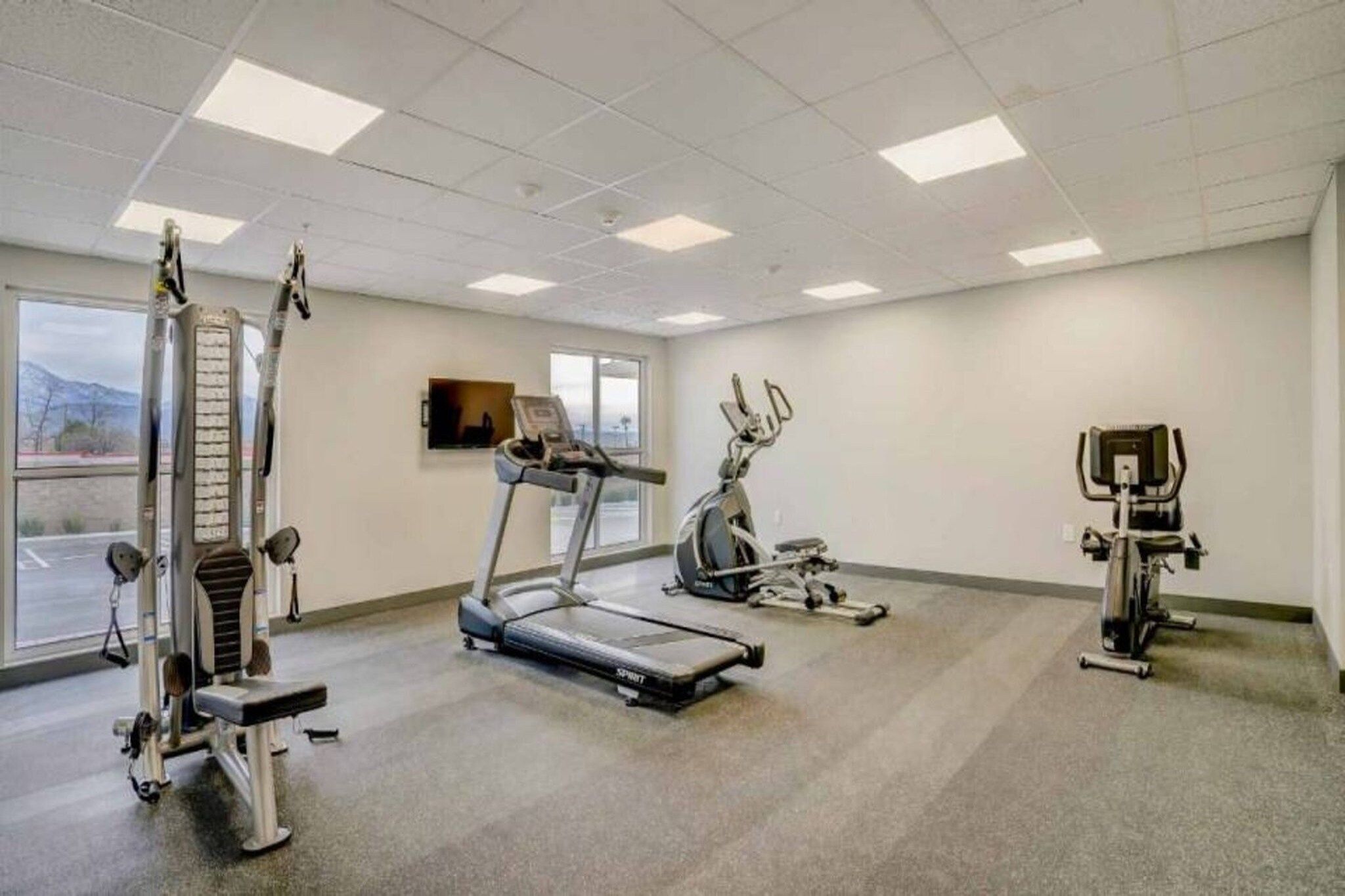 Ein Fitnessstudio mit Laufbändern, Ergometer und Krafttrainingsgeräten.