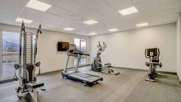 Ein Fitnessstudio mit Laufbändern, Ergometer und Krafttrainingsgeräten.