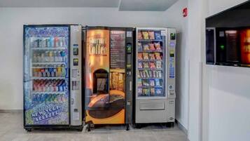 Eine Reihe von Getränke- und Snackautomaten mit verschiedenen Produkten.